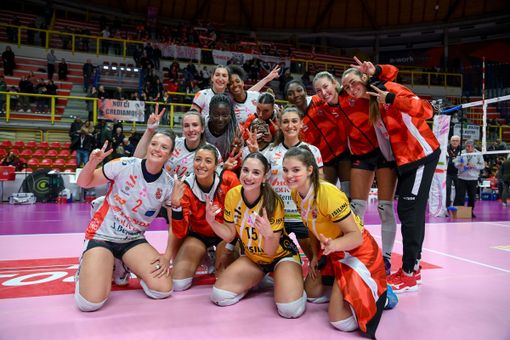 Le Gatte della Honda Olivero S.Bernardo Cuneo esultano per la vittoria a Busto (Foto: Uyba Busto Arsizio) Le Gatte della Honda Olivero S.Bernardo Cuneo esultano per la vittoria a Busto (Foto: Uyba Busto Arsizio)