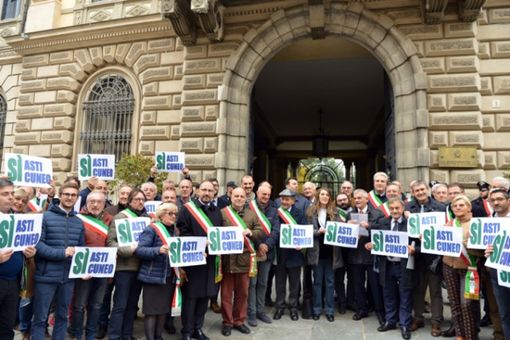 Fasce tricolori schierate lo scorso 16 novembre di fronte alla Prefettura