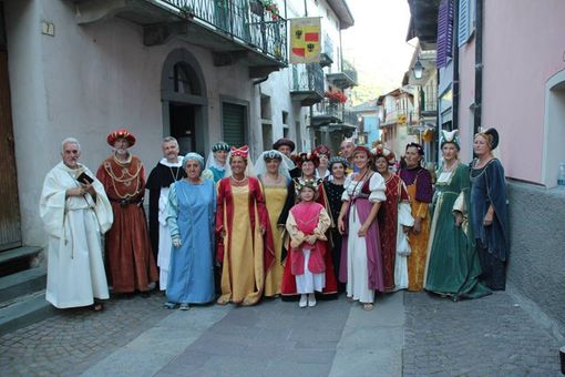 Il gruppo storico saluzzese in una rievocazione a Vernante