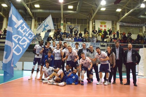 Il Vbc Mondovì festeggia a fine gara (foto Elena Merlino) Il Vbc Mondovì festeggia a fine gara (foto Elena Merlino)