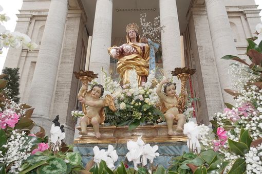 La storia della festa dell’Immacolata e la tradizione dell’albero di Natale