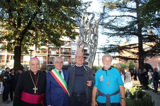 Alba: inaugurata una scultura in memoria di don Paolo Tablino