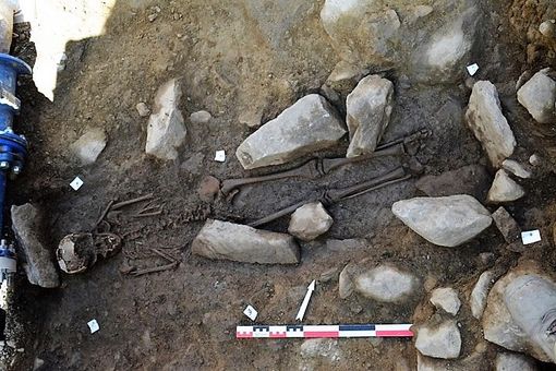 Isola, le sepolture rinvenute in Place Vieille Isola, le sepolture rinvenute in Place Vieille