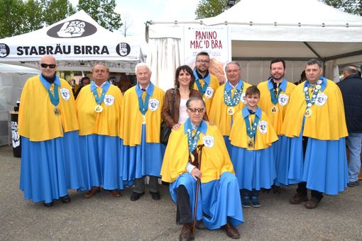 Nella foto Livio Bramardi al centro con gli amici della Confraternita della Salsiccia