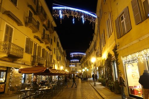 Luminarie natalizie accese a Bra