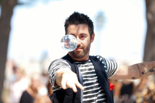 Spettacoli gratuiti di magia, in piazza San Carlo a Torino, nei pressi del negozio Biraghi