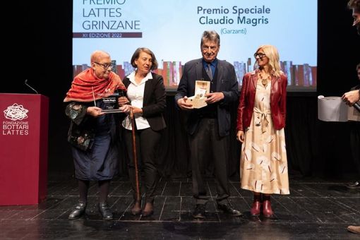 Un momento della cerimonia 2022, con la consegna del premio speciale a Claudio Magris