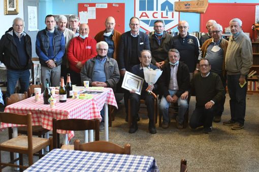 Una targa per ringraziare Mario Sclavio ex Presidente e socio fondatore delle Acli di Carassone