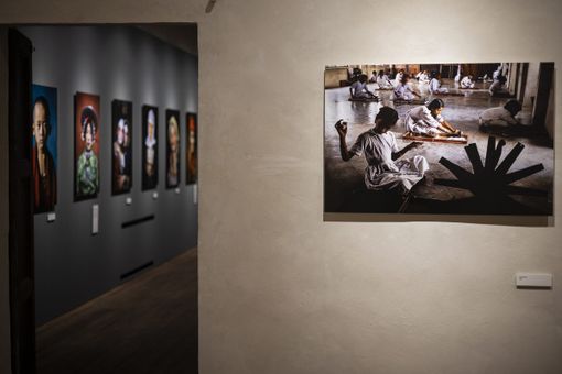 Caraglio: apertura straordinaria di 'Texture' di Steve McCurry per la giornata contro la violenza sulle donne