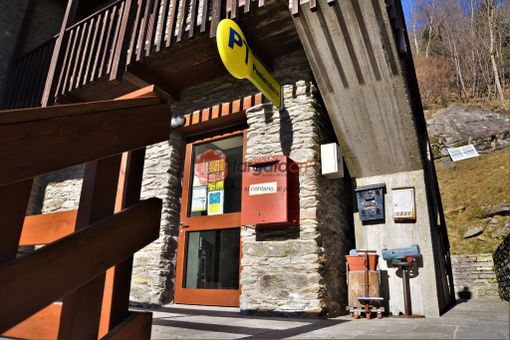 L'ingresso del nuovo ufficio postale di Ostana