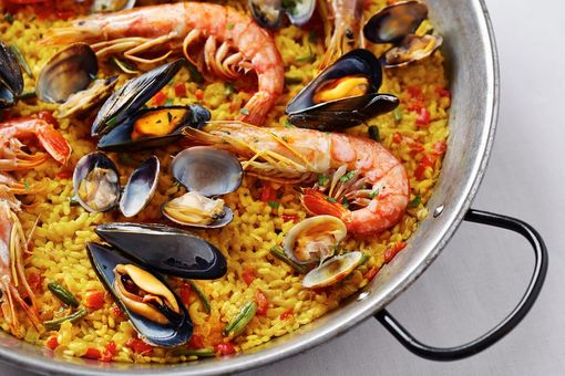 I pensionati di Boves accolgono l'estate con la paella