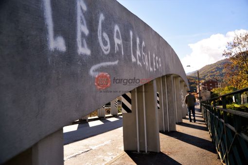 Le nuove scritte apparse sul ponte Po in centro a Paesana Le nuove scritte apparse sul ponte Po in centro a Paesana