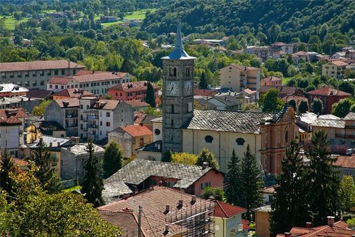 La chiesa di Santa Maria a Paesana, dove verranno celebrati i funerali di don Luigi Destre La chiesa di Santa Maria a Paesana, dove verranno celebrati i funerali di don Luigi Destre