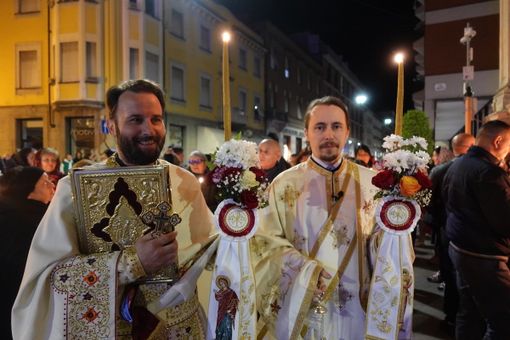 Bra, le candele illuminano la Pasqua della comunità ortodossa (FOTO)