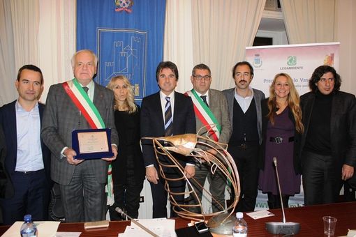 Il sindaco di Ostana Giacomo Lombardo, il secondo da sinistra, mentre riceve il "Premio Angelo Vassallo 2015"