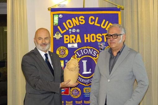Il presidente del Lions Club Bra Host, Armando Verrua, con il relatore della serata, Michele Bracciotti Il presidente del Lions Club Bra Host, Armando Verrua, con il relatore della serata, Michele Bracciotti