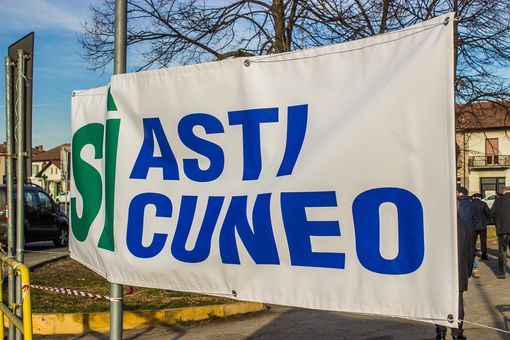 Lo striscione della protesta a salita "Bergoglio" Lo striscione della protesta a salita "Bergoglio"