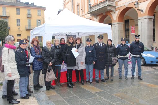 I membri della rete antiviolenza Cuneo presenti in Largo Audifreddi