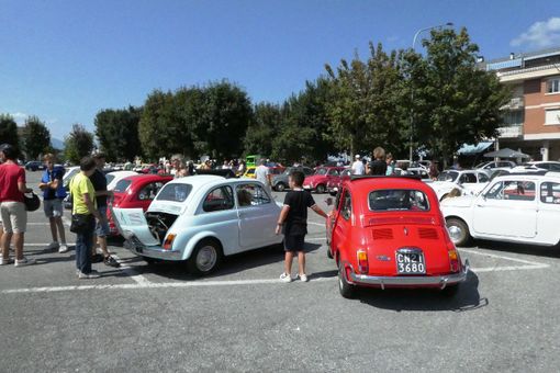 Alcune delle Fiat 500 che hanno partecipato al raduno di Fontanelle