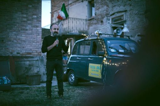 "Venire al mondo", "Stare al mondo" e "Andare all’altro mondo" sono i titoli delle pellicole che Remo Schellino ha dedicato ai temi del nascere, vivere e morire "Venire al mondo", "Stare al mondo" e "Andare all’altro mondo" sono i titoli delle pellicole che Remo Schellino ha dedicato ai temi del nascere, vivere e morire