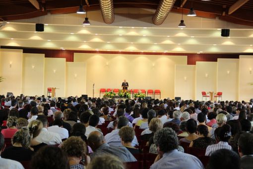 I Testimoni di Geova invitano tutti  ad assistere al congresso  “Imitate Gesù!”