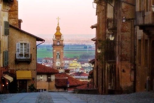 Salita al Castello nel centro storico di Saluzzo