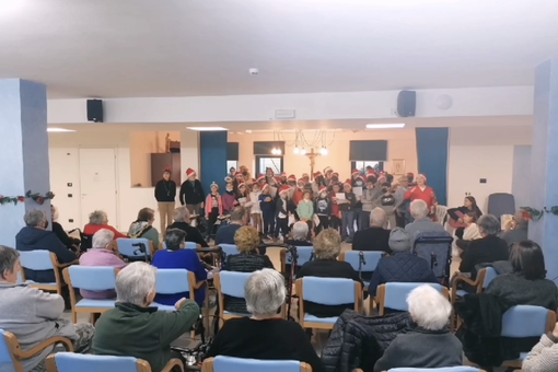 L’asilo nido comunale “Nidomondo” in visita alla casa di riposo “Sacra Famiglia” L’asilo nido comunale “Nidomondo” in visita alla casa di riposo “Sacra Famiglia”