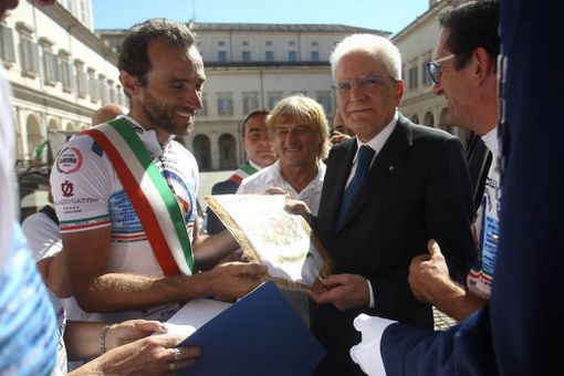 Sergio Panero consegna il gagliardetto al presidente Mattarella