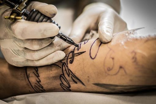 Tatuaggi e piercing, rivoluzione in Piemonte: nuove regole e contrasto agli abusivi [VIDEO]