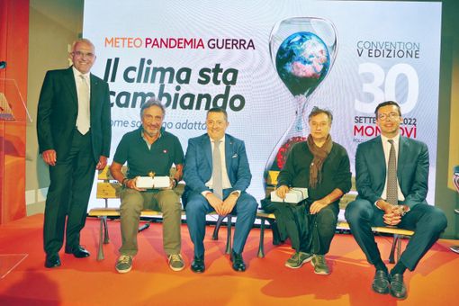 Da sinistra: Marco Manfrinato,segretario generale di Confcommercio Provincia di Cuneo; Il geologo Mario Tozzi; Luca Chiapella, presidente di Confcommercio Imprese per l’Italia della provincia di Cuneo, il sociologo Dario Padovan e Carlo Comino, presidente di Ascom Confcommercio Mondovì