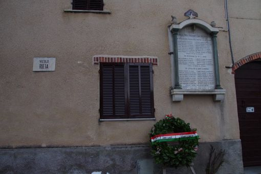 La corona e la targa commemorativa in piazza XXX Martiri