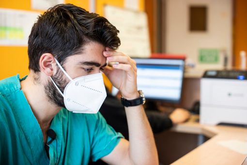 Medico al lavoro preoccupato Medico al lavoro preoccupato