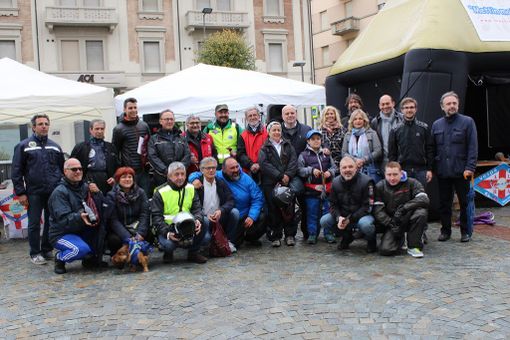 Raduno nazionale Vespa Club: premiati in piazza San Paolo ad Alba i partecipanti Raduno nazionale Vespa Club: premiati in piazza San Paolo ad Alba i partecipanti