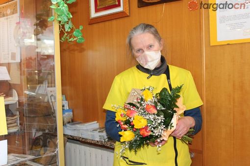 Giovanna Chionetti con un omaggio floreale ricevuto in questi giorni