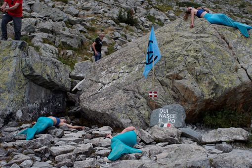 Sirene morte alla sorgente del Po: nuova iniziativa di Extinction Rebellion