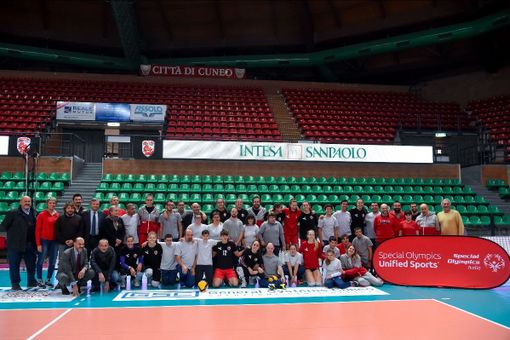 Gli atleti durante l'allenamento al palasport di Cuneo
