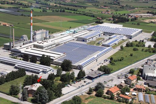 Vista aerea di AGC; la freccia rossa indica l'area dove andrebbe a sorgere la centrale