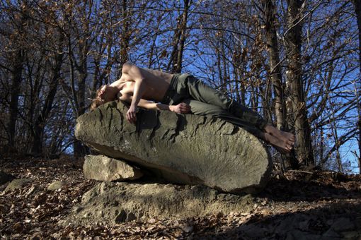 Camminata tra i luoghi dell'alluvione di Limone con performance di Land Art