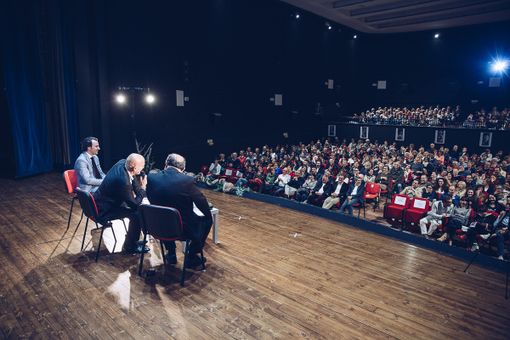 Tutto esaurito a Busca per la consegna del Premio cinematografico Alpi del Mare a Claudio Bisio