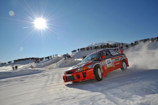 Acrobazie su quattro ruote sul ghiaccio notturno di Pontechianale, in Alta Valle Varaita Acrobazie su quattro ruote sul ghiaccio notturno di Pontechianale, in Alta Valle Varaita