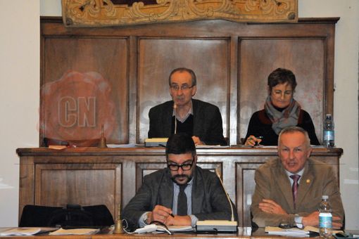 Paolo Battisti (in alto al centro) sullo scranno del presidente del Consiglio comunale