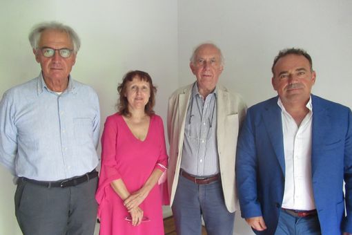 Da sinistra l’artista Andrea Armagni, la curatrice della mostra Ivana Mulatero, l’architetto Ezio Ingaramo e il professore Roberto Buongarzone