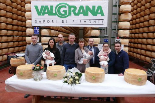 Una forma di Piemontino ai primi nati dell'anno: Valgrana festeggia la 5ª edizione dell’iniziativa Una forma di Piemontino ai primi nati dell'anno: Valgrana festeggia la 5ª edizione dell’iniziativa