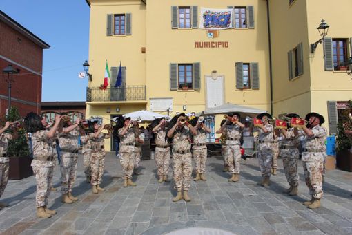 Il Raduno Bersaglieri accompagna l’arrivo in città della "corsa rosa"