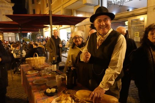 Bra, un antipasto del Cantè j'euv nella serata di venerdì 10 marzo, in via Cavour