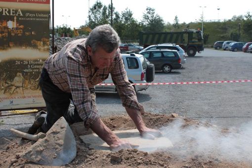 Segnali di fumo a Cuneo: continua lo spettacolo antico della carbonaia (VIDEO)