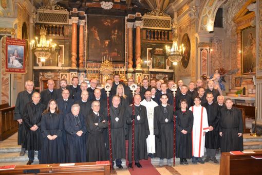 Foto di gruppo per i confratelli dei Battuti Neri di Bra (Foto Luciano Cravero)