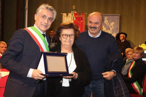 Il sindaco Bo consegna una targa commemorativa a Bianca Farinetti, moglie del comandante partigiano Paolo, qui accompagnata dal figlio Oscar