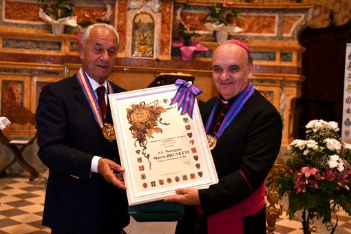 Il vescovo, monsignor Brunetti, col gran maestro roerino Carlo Rista (Foto Paolo Destefanis)