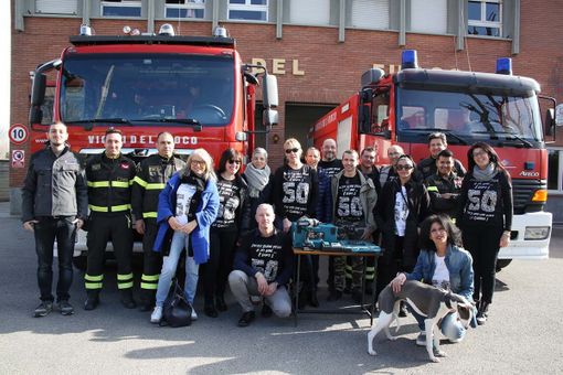 La consegna dell'attrezzo alla caserma albese dei Vigili del Fuoco (Foto Silvia Muratore) La consegna dell'attrezzo alla caserma albese dei Vigili del Fuoco (Foto Silvia Muratore)